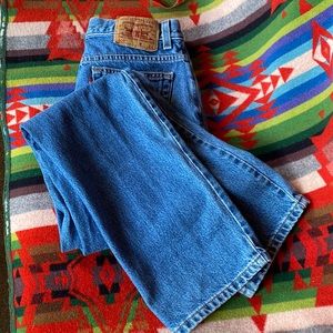 Vintage Levi’s 505 regular fit Jeans in great pre-loved condition. Size 6 long.